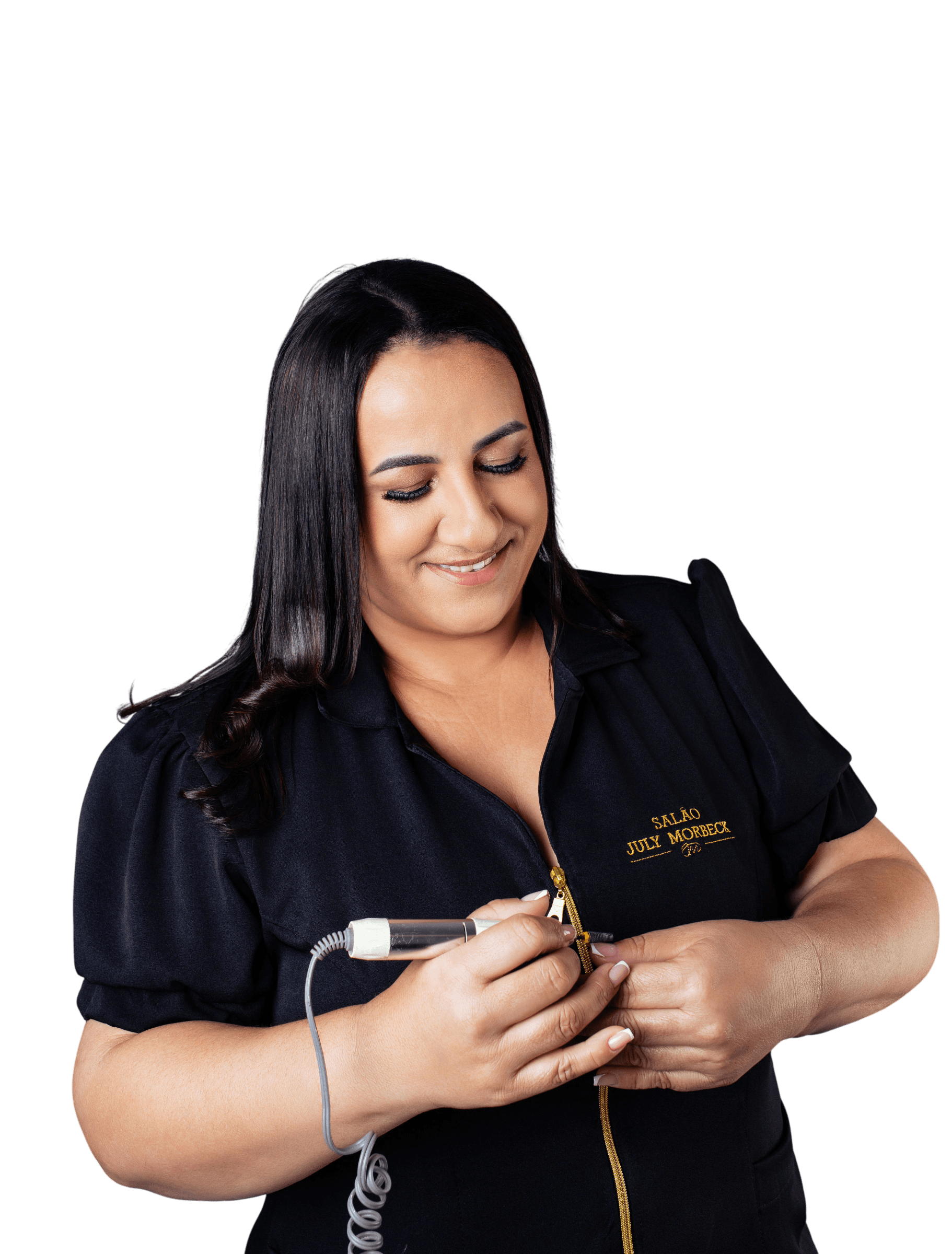 July Morbeck utilizando lixa elétrica em técnica profissional de unhas